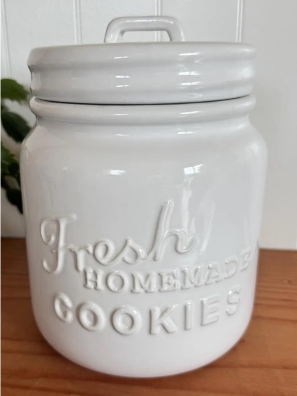 Crate & barrel “Fresh homemade cookies” canister cookie jar with lid